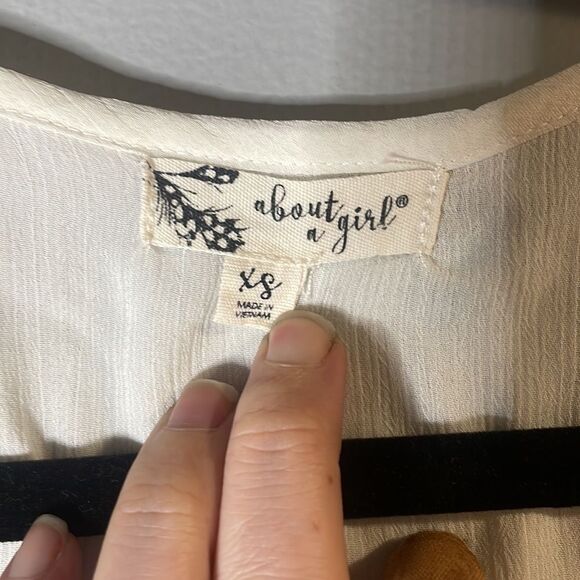 Embroidered Off-White Flowy Tank Top - Picture 4 of 12